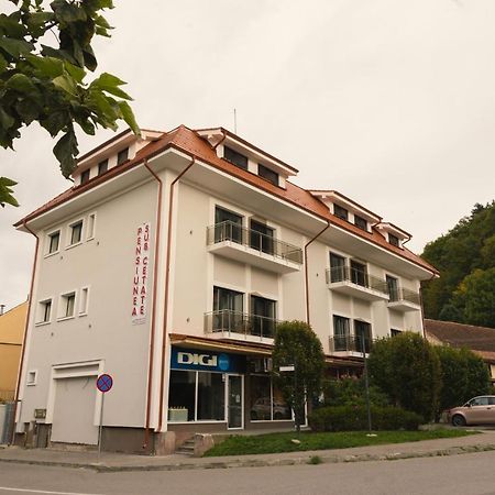 Sub Cetate Hotel Risnov Exterior photo