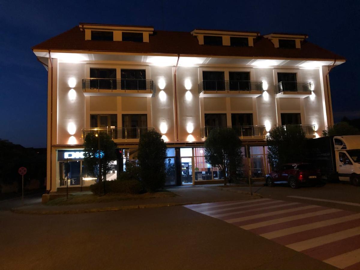 Sub Cetate Hotel Risnov Exterior photo