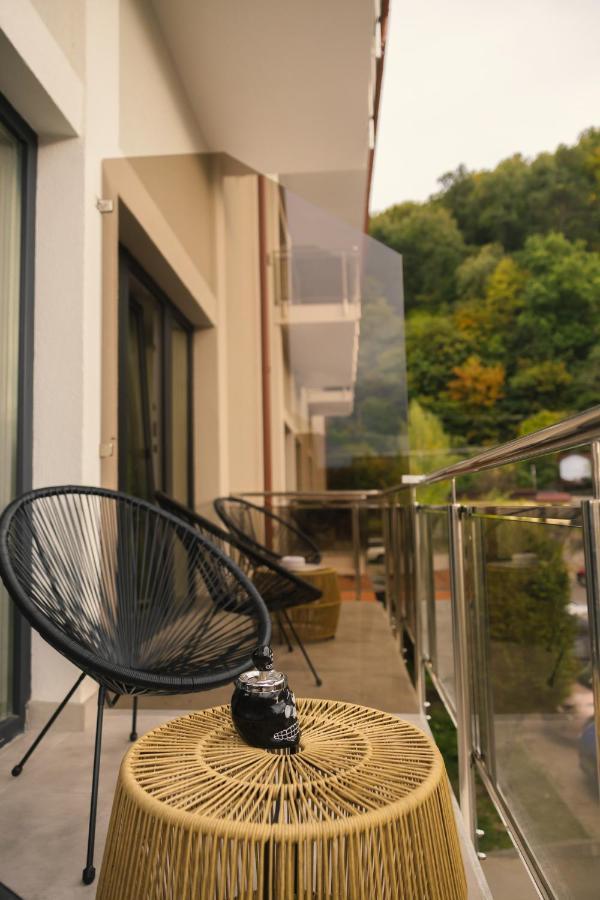 Sub Cetate Hotel Risnov Exterior photo