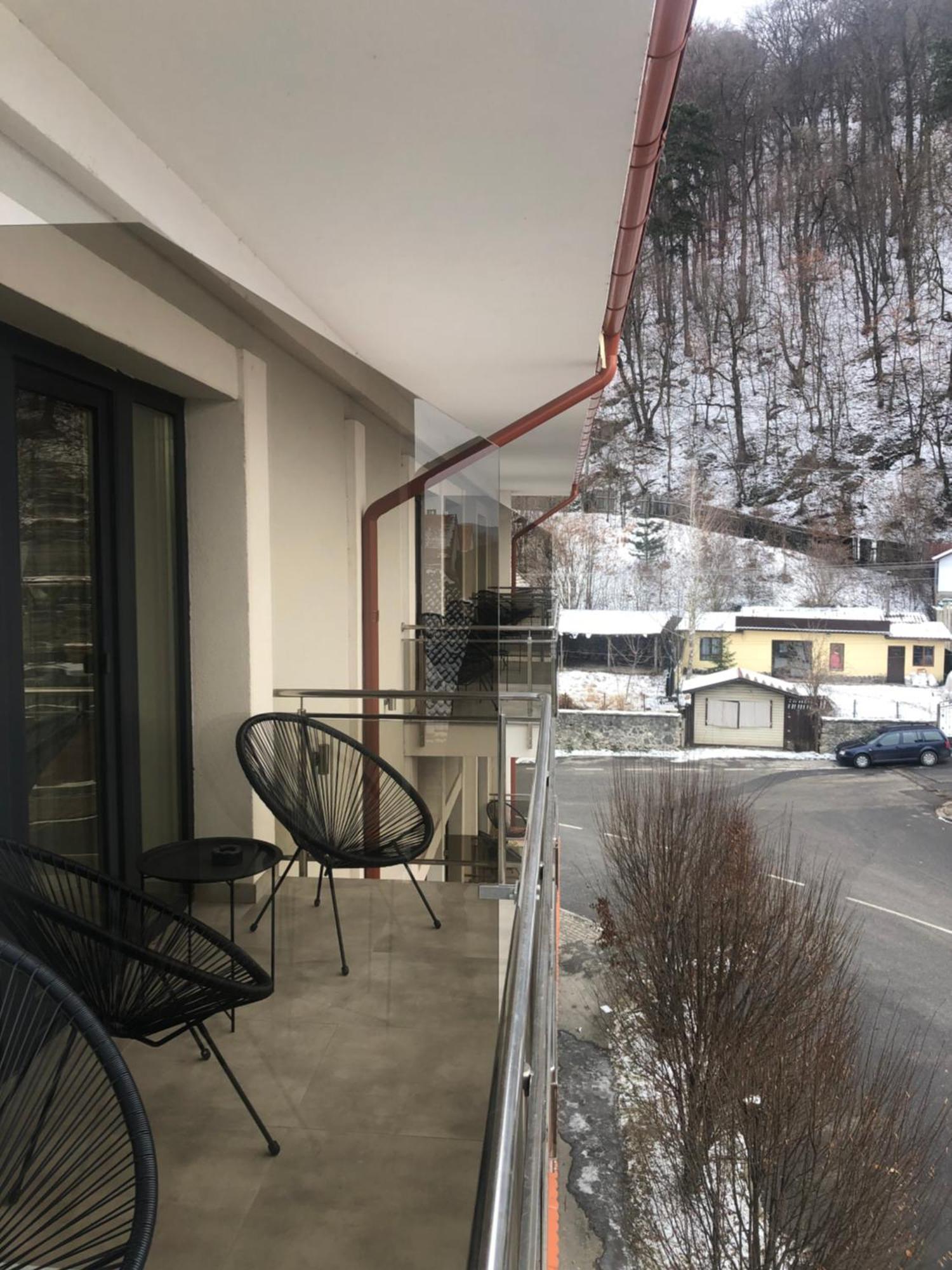 Sub Cetate Hotel Risnov Exterior photo