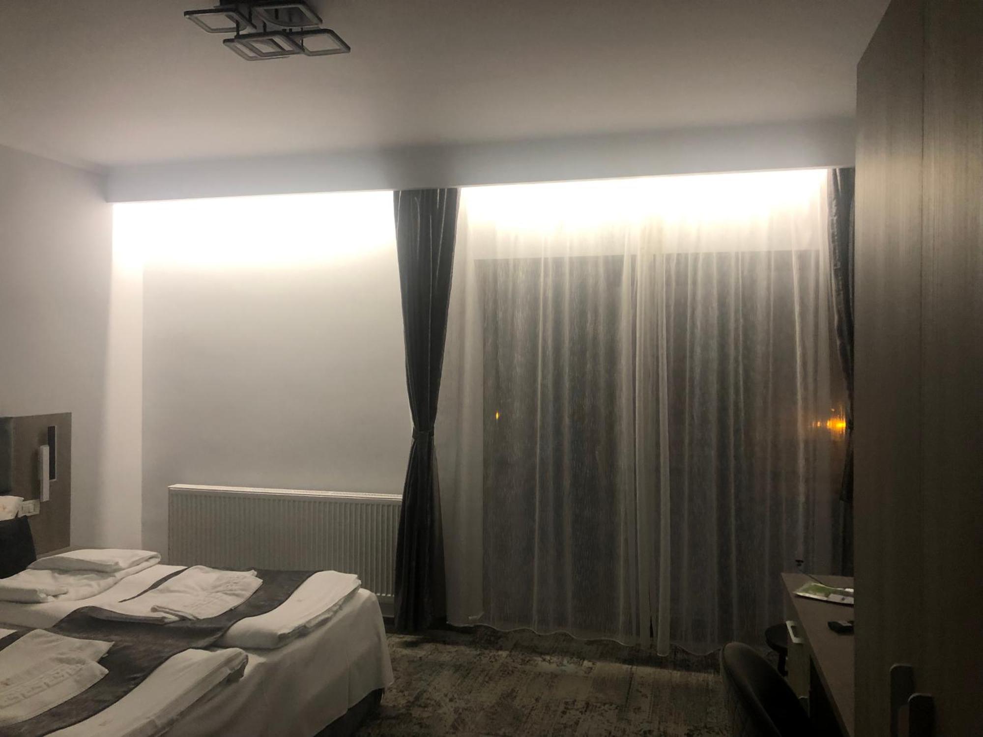 Sub Cetate Hotel Risnov Exterior photo